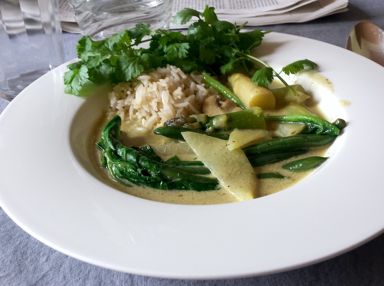 Grünes Thai-Curry mit jungem Gemüse | alles aus dem garten
