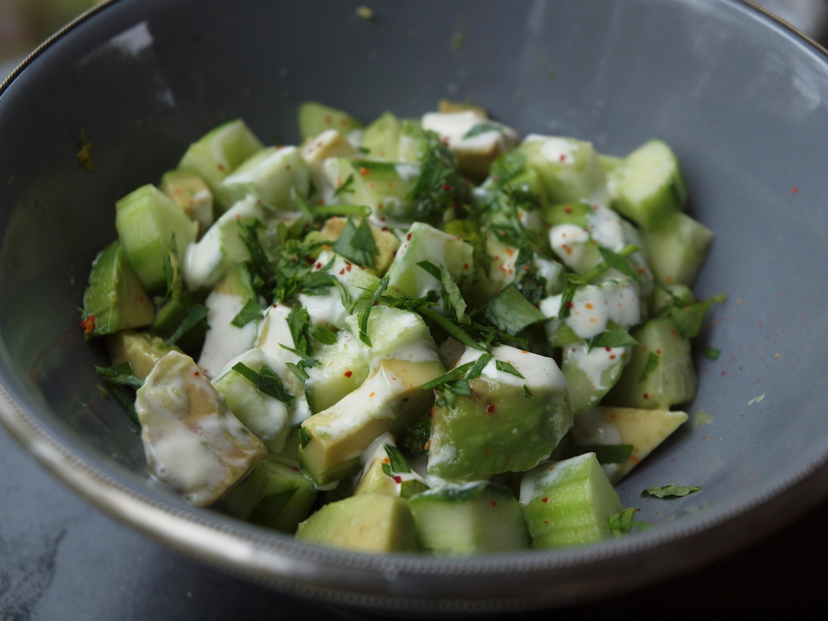 Avocado-Gurken-Salat mit Wasabi-Dressing | alles aus dem garten