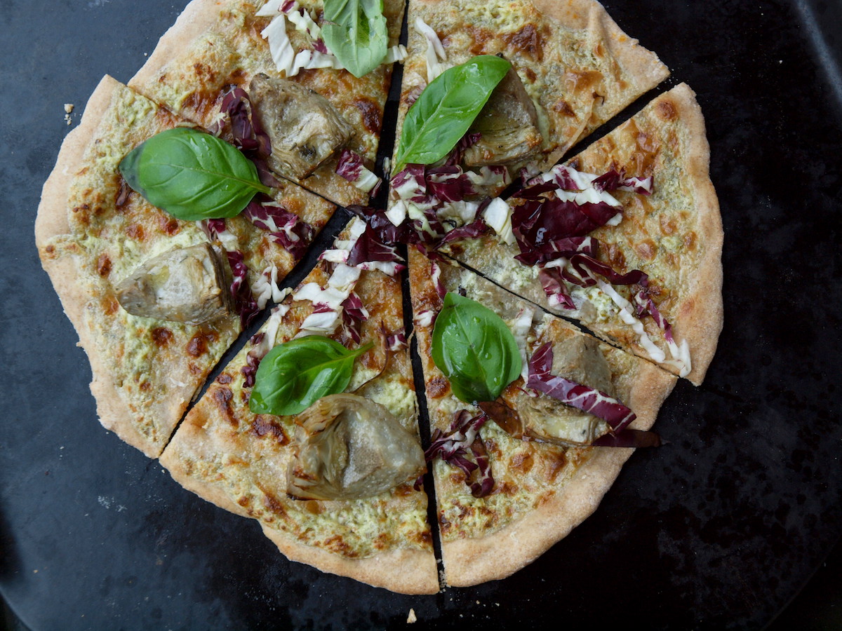Pizza mit Basilikum-Creme und Artischocken | alles aus dem garten