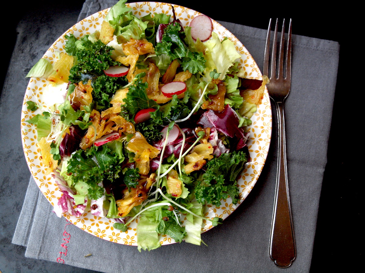 Grünkohl- und Bitter-Salate mit gerösteter Ananas | alles aus dem garten