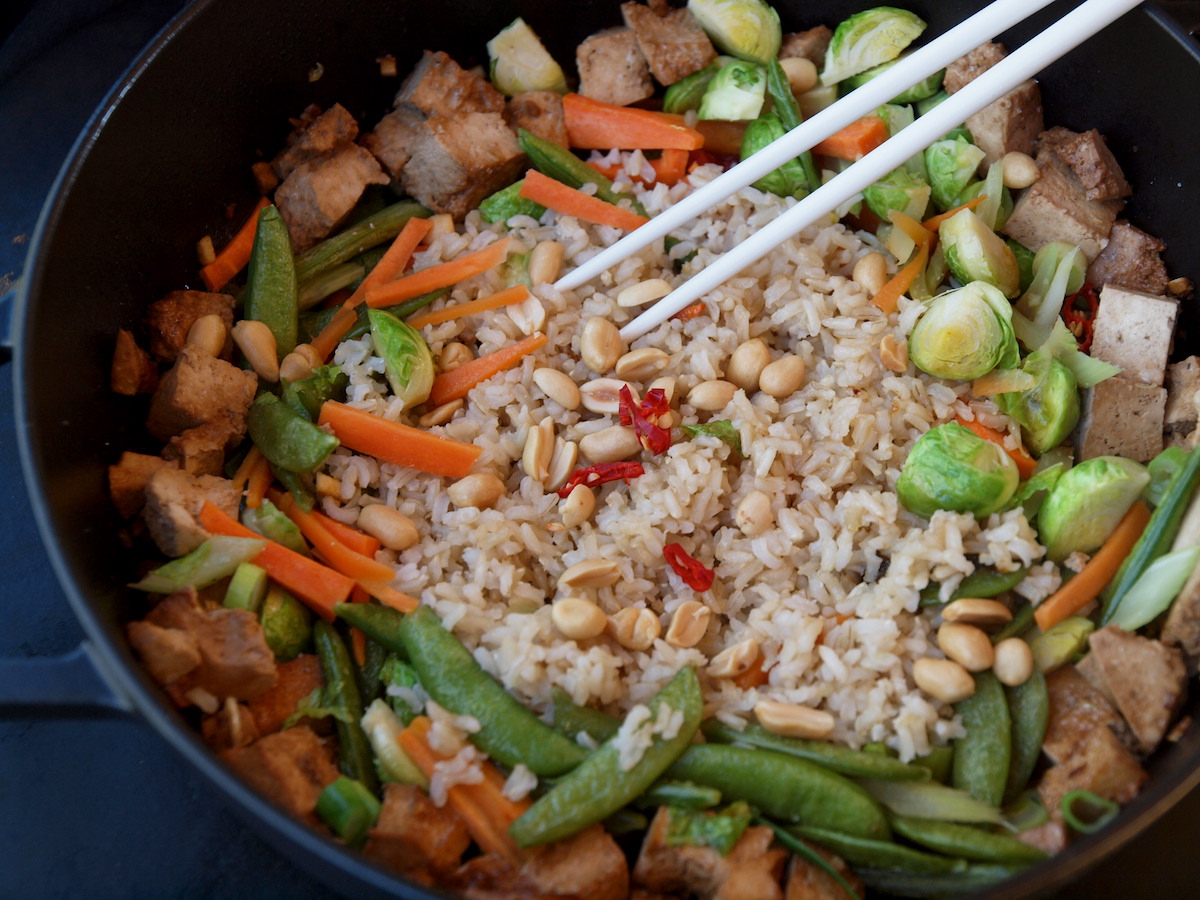 Knackig: Gebratener Reis mit Tofu und buntem Gemüse | alles aus dem garten