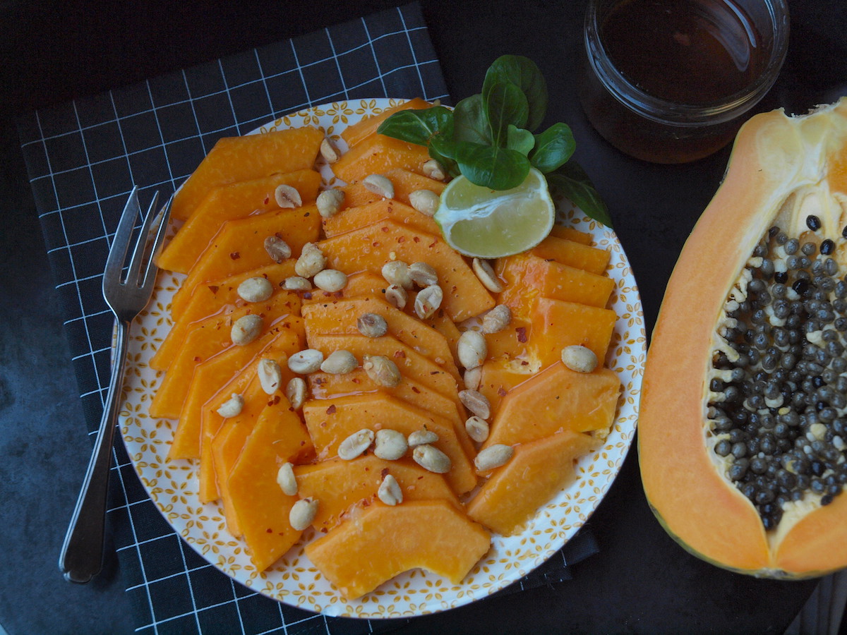 Papaya-Salat mit Hot Honey und Erdnüssen | alles aus dem garten