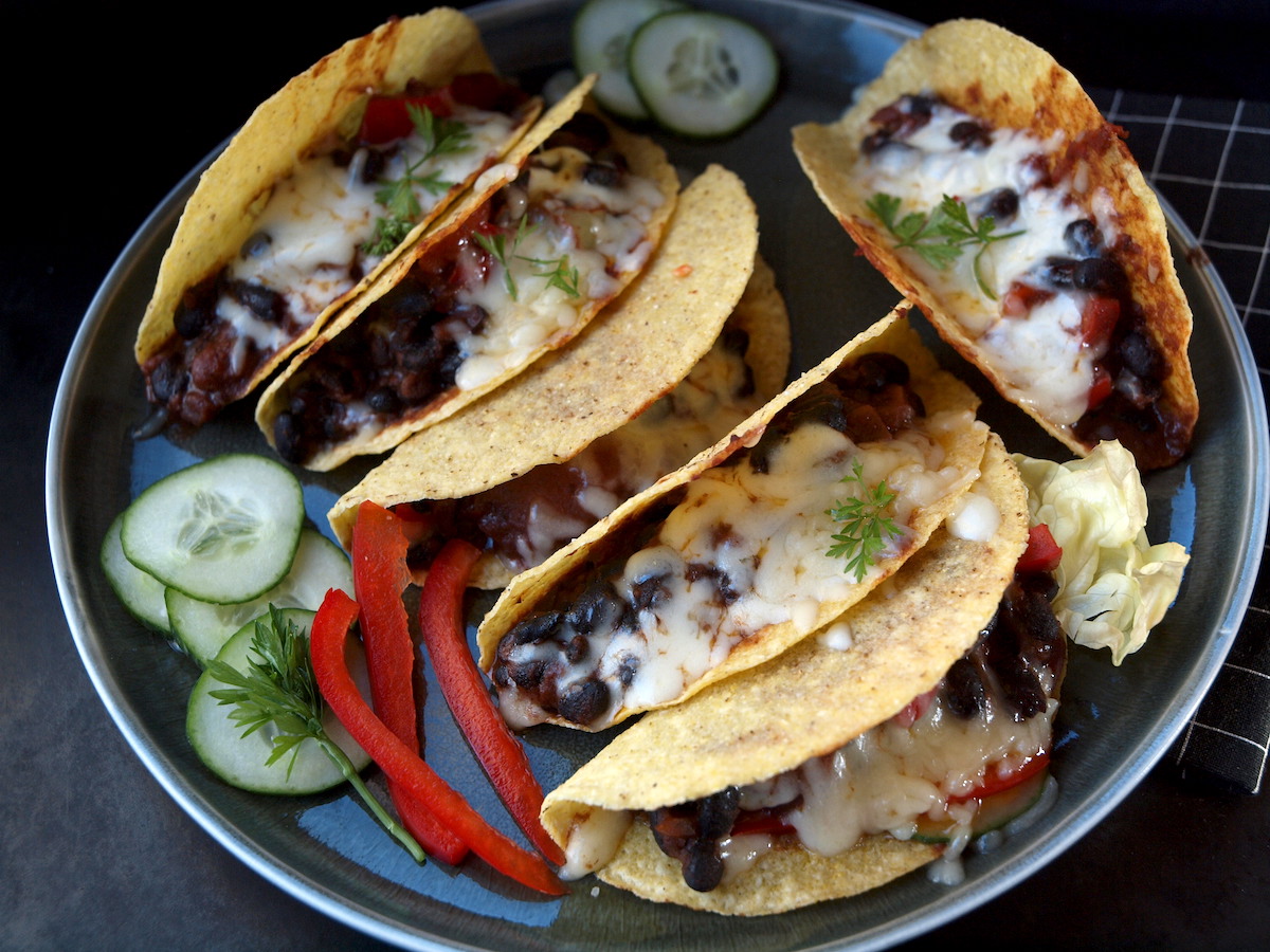 Rustikal: Tacos gefüllt mit Schwarzen Bohnen | alles aus dem garten